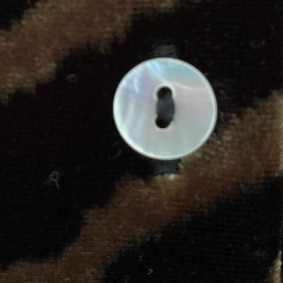 Christie & Jill velour button down animal print - Picture 5 of 5